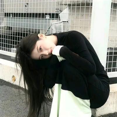 豪宅门口实拍：港台老牌艺人深夜密会神秘女子，好友出面澄清